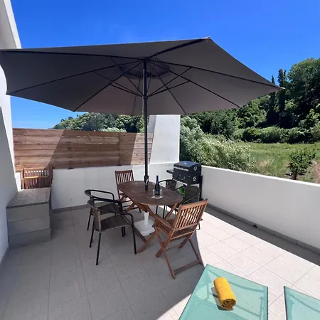 Charming Portuguese With Forested Hill Views 别墅
