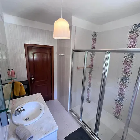 Charming Portuguese With Forested Hill Views 别墅